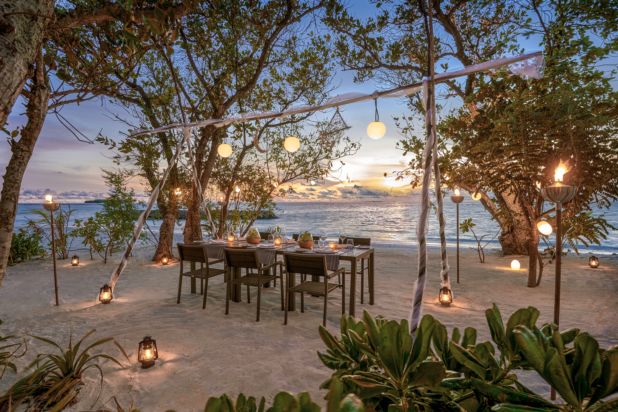 2048px X 1366px_0001_Alila-Kothaifaru-Maldives-Group-Dinner-Set-Up
