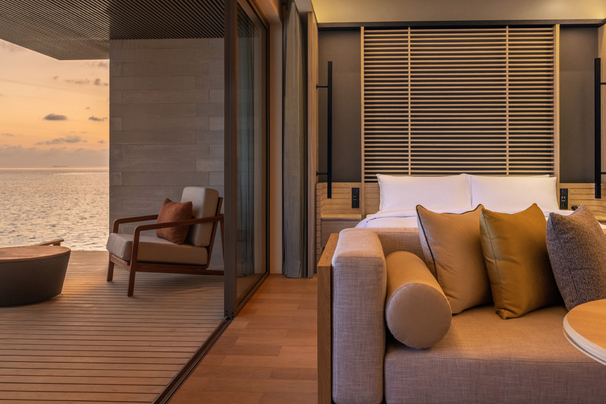 2048px X 1366px_0006_Alila-Kothaifaru-Maldives-Sunset-Overwater-Pool-Villa-Bedroom