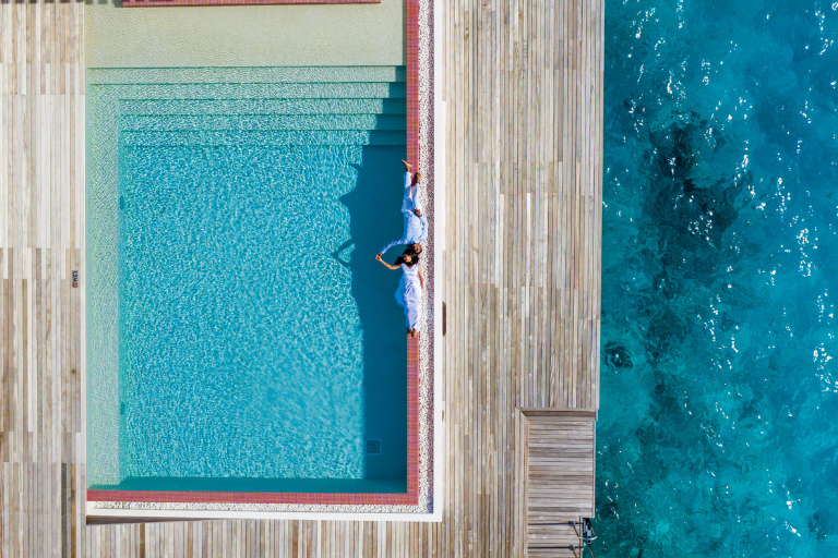 Jumeirah Maldives Olhahali Island Pool couple