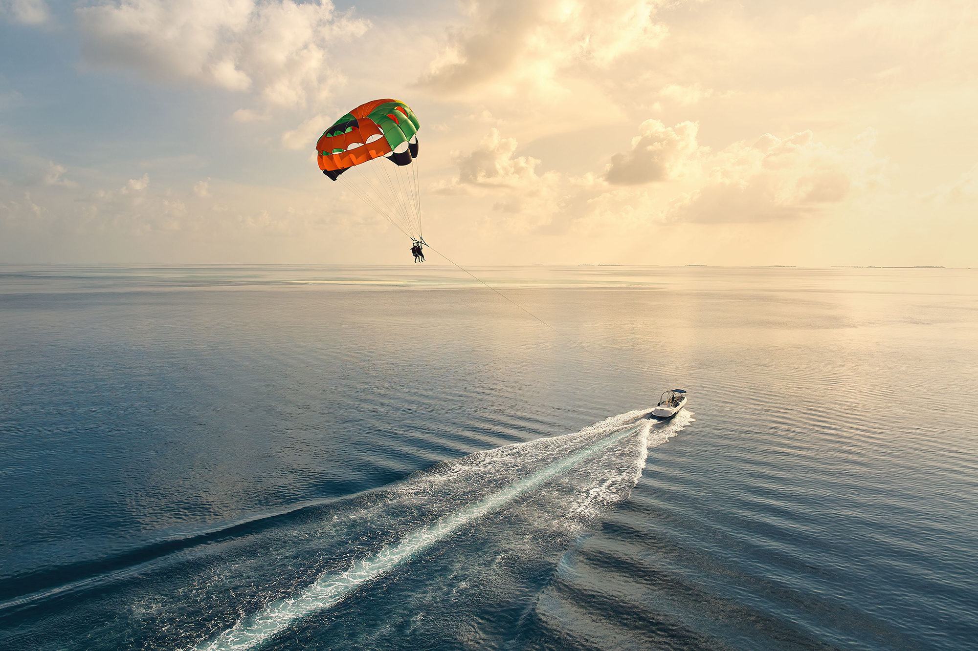 Jumeirah Olhahali Island Sunset-Parasailing
