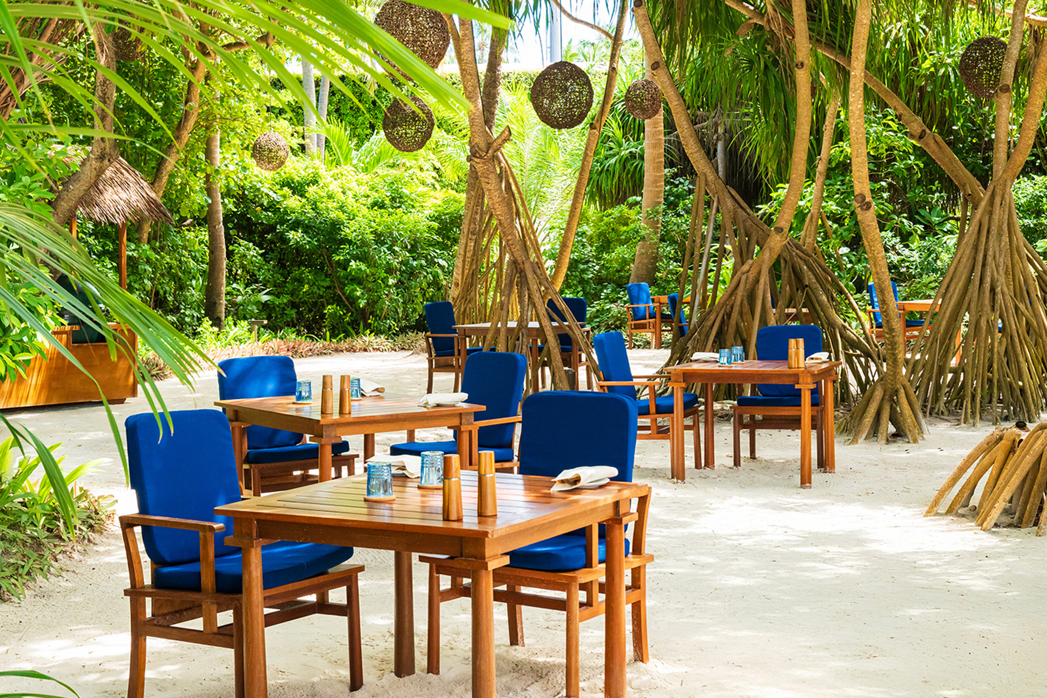 Milaidhoo Maldives Compass Pool Bar