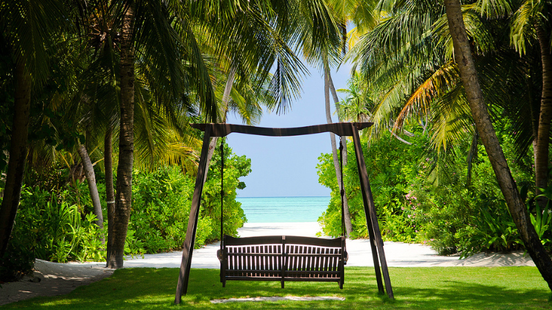 One&Only Reethi Rah Maldives The Lawn swing