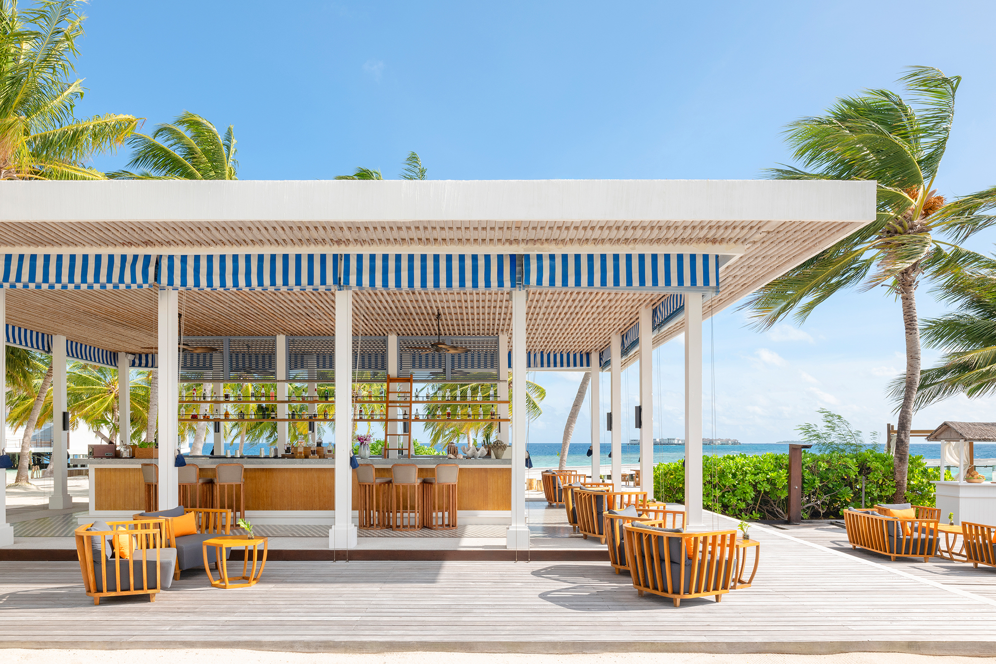 The Halcyon_0019_AK_MLEHP_Bell_Bar Raffles Maldives Meradhoo Resort Long Bar