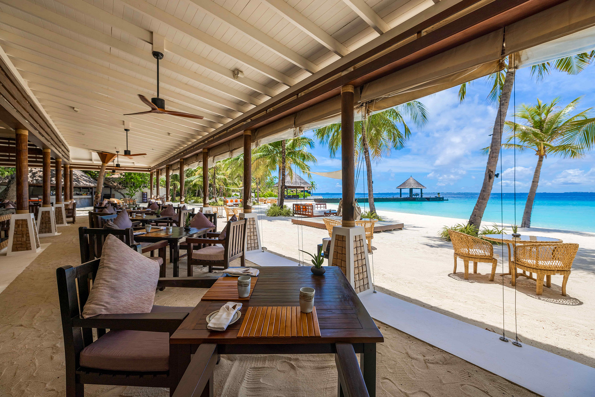 OZEN RESERVE BOLIFUSHI – SANGU Beach Indoor seating 1 OZEN RESERVE BOLIFUSHI - SANGU Beach Indoor seating 1