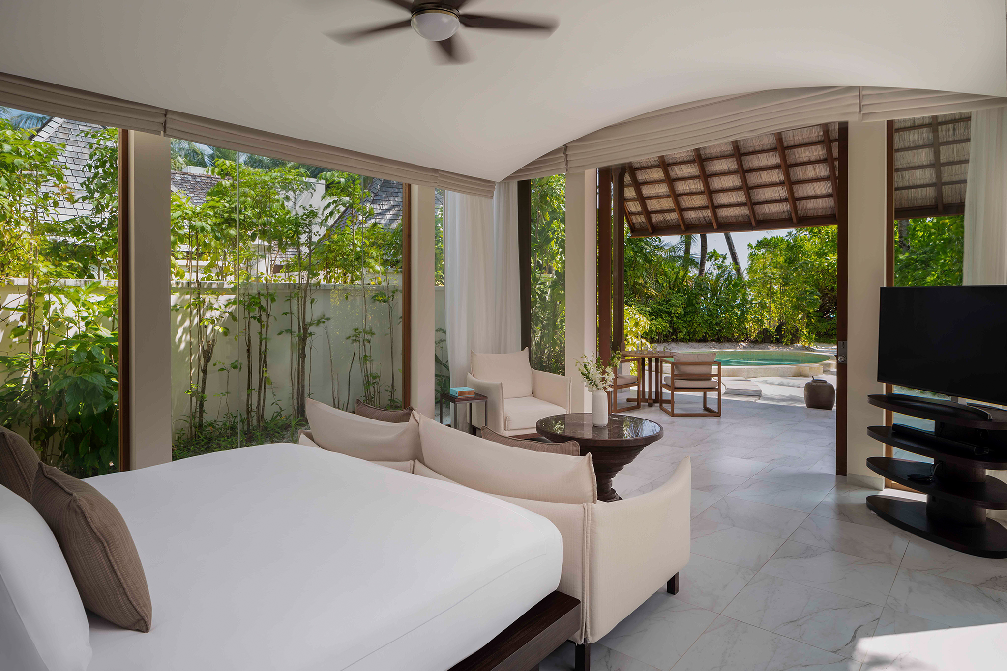 2048px X 1366px_0001_ConradMaldives_2BRDeluxeBeachVillaWithPool_Room_JA_LowRes