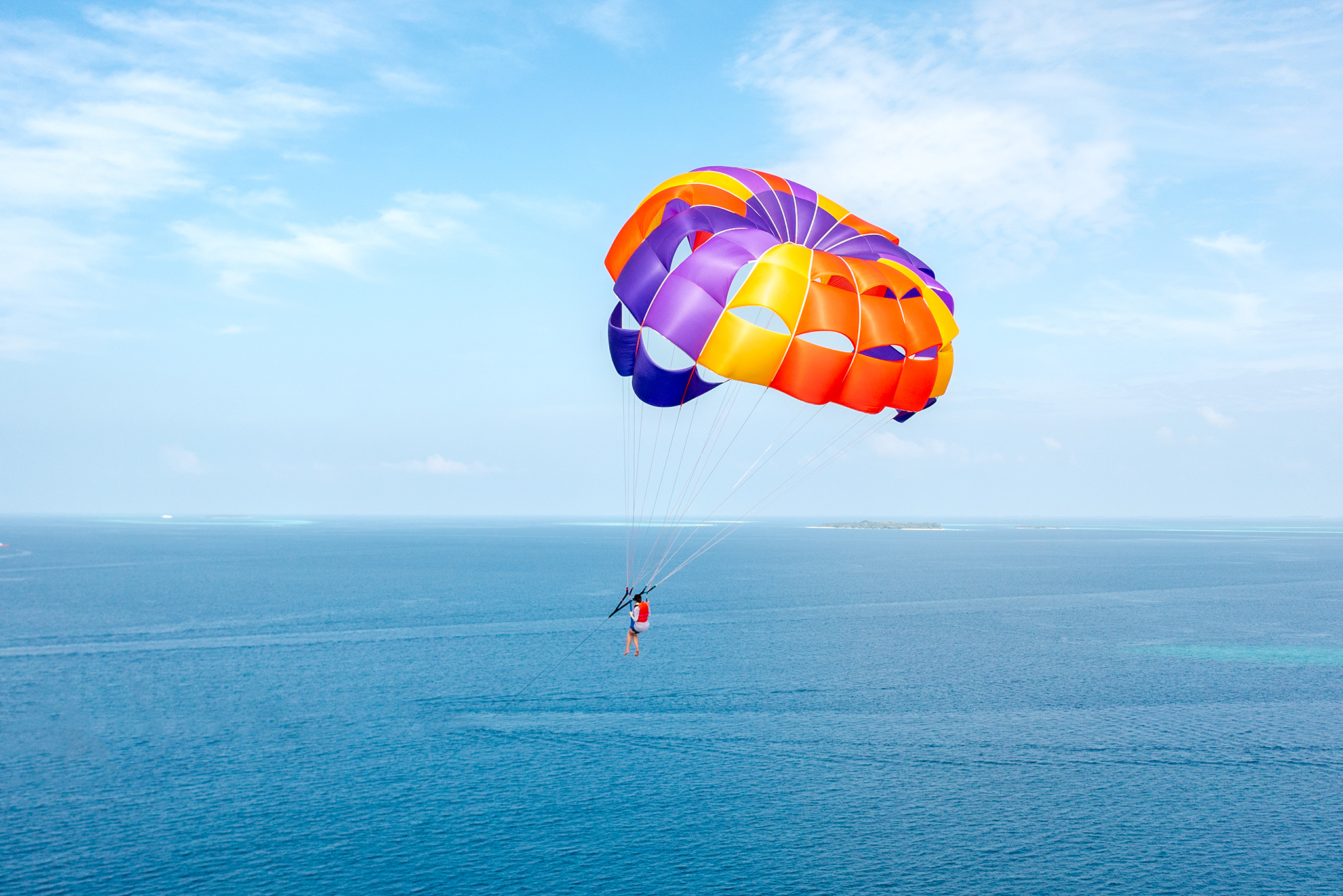 2048px X 1366px_0002_Parasailing at Soneva Fushi