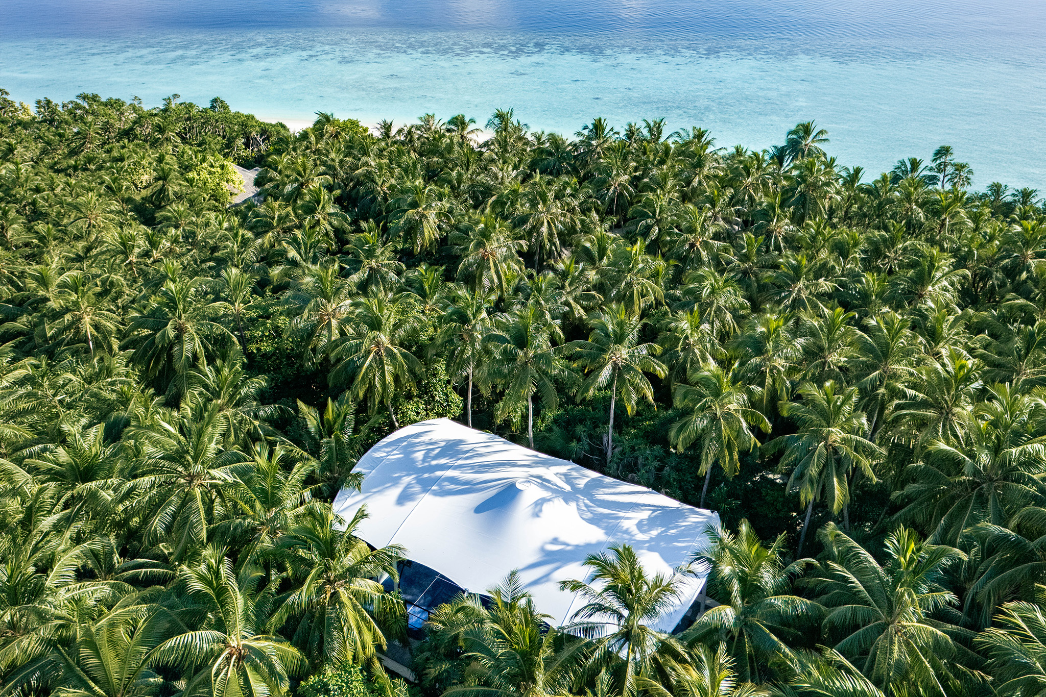 v_0001_Anantara Kihavah – Padel Tennis Court Aerial.jpg.jpg